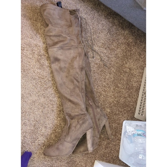 Knee high boots - Picture 1 of 3